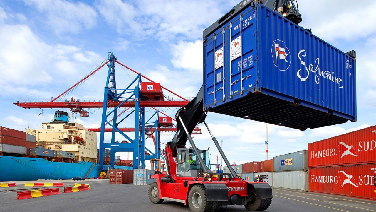 Kalmar container handler in a ship yard